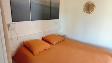 2 bedrooms, desk, iron/ironing board, travel crib