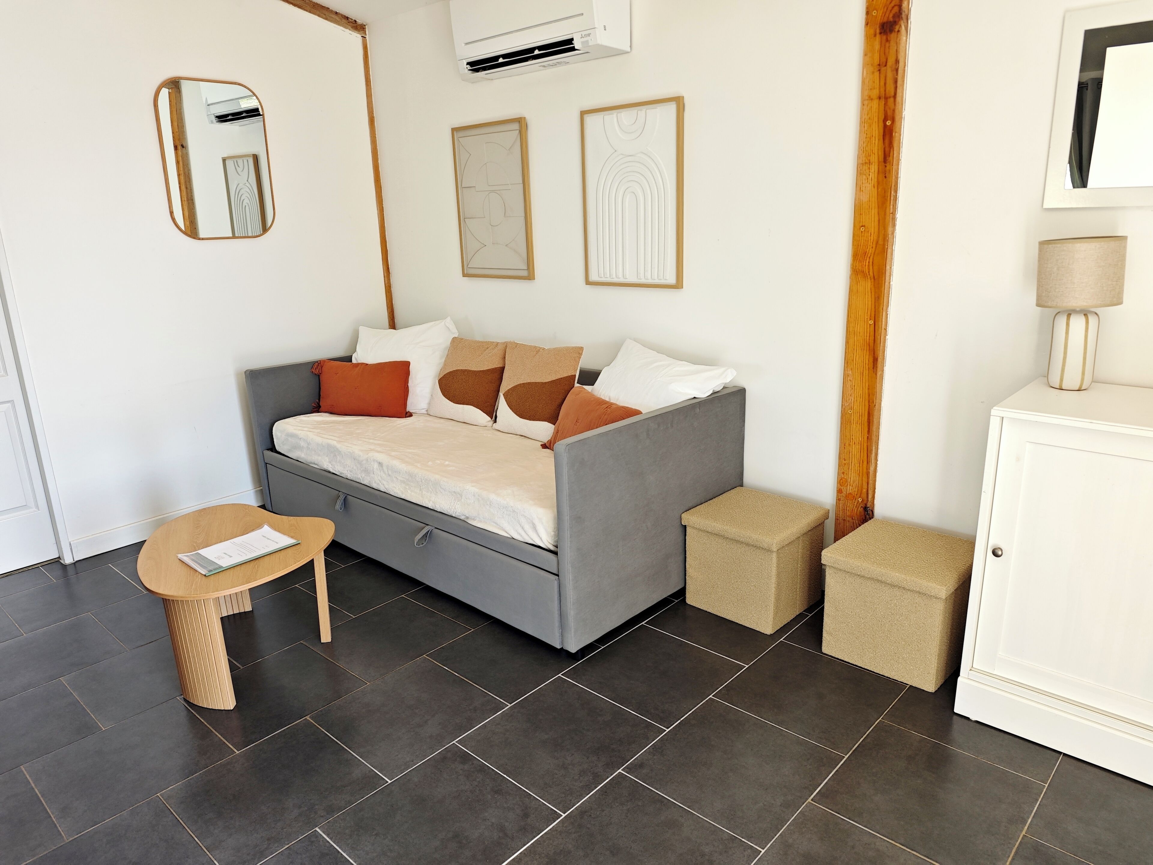 Tv, bordtennisbord, bøger