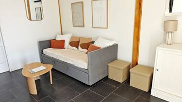 Een televisie, een tafeltennistafel en boeken