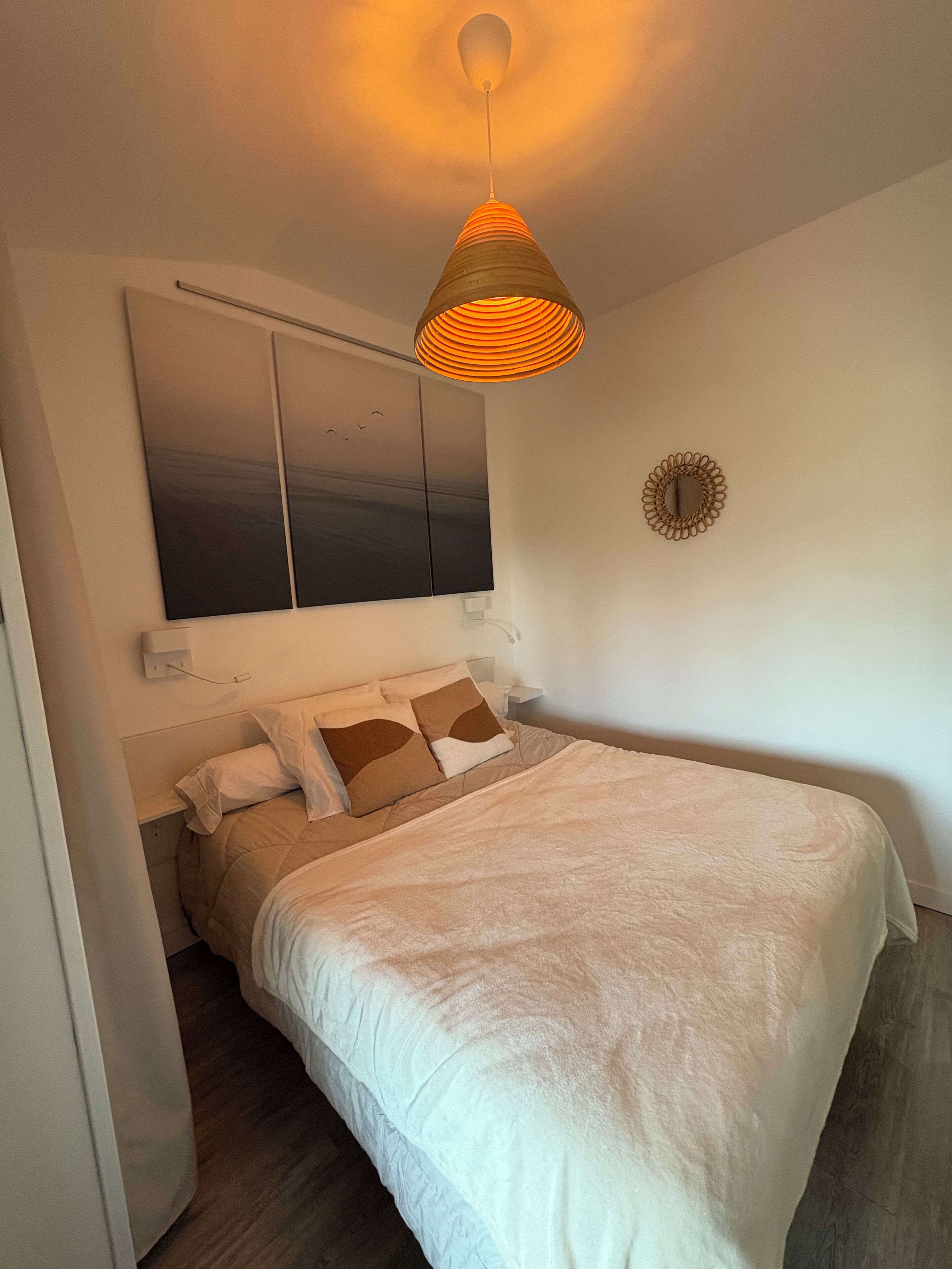 2 chambres, bureau, fer et planche à repasser, lit parapluie