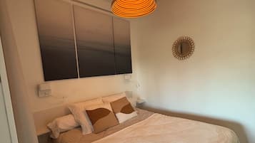 2 chambres, bureau, fer et planche Ă repasser, lit parapluie