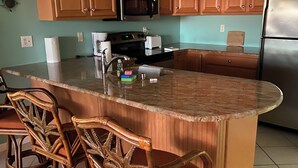 Cafetera y tetera, refrigerador, microondas y horno 