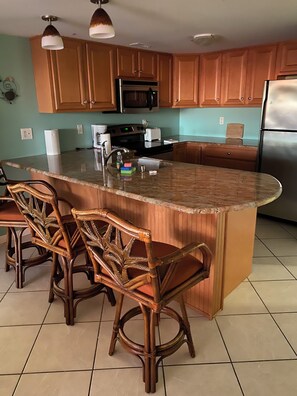 Frigorífico, microondas, horno y placa de cocina