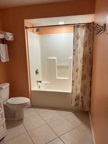 2-bedroom condo in tranquil North Wildwood with AC