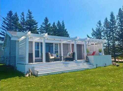 Bayview Sunset Cottage - Spectacular Water View and Sunsets near Cavendish Beach