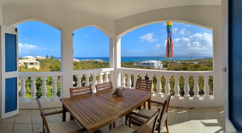 Large family-friendly estate villa with amazing views!!
