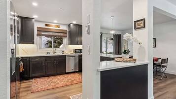 Een microgolfoven, een oven, een kookplaat, een vaatwasser