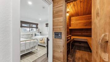 Een strijkplank/strijkijzer, wifi, beddengoed