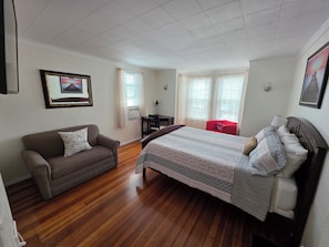 3 bedrooms, iron/ironing board, Internet, bed sheets