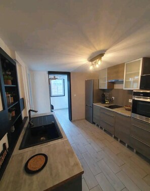 Een koelkast, een microgolfoven, een oven, een kookplaat