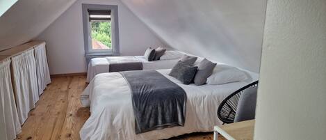 2 soverom, skrivebord, strykejern/-brett og wi-fi (inkludert)