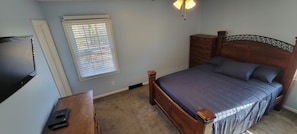 3 slaapkamers, een bureau, een strijkplank/strijkijzer, reisbedje
