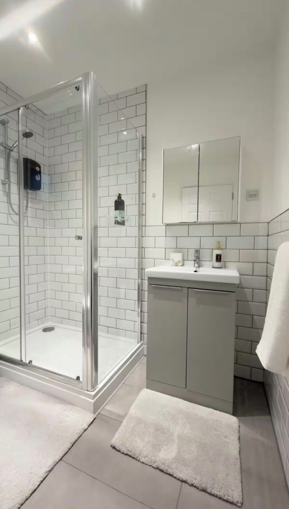 Dusj, hårføner, håndklær og såpe