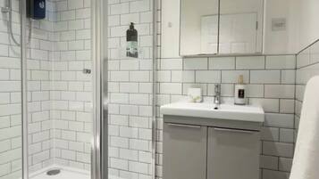 Dusj, hårføner, håndklær og såpe