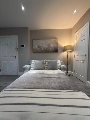 Iron/ironing board, WiFi, bed sheets - Premium Luxe Collection (Leicester)