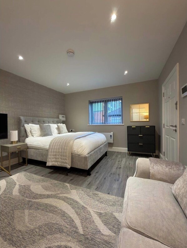 Iron/ironing board, WiFi, bed sheets - Premium Luxe Collection (Leicester)