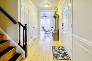 Interior - Wooded Retreat: Quiet. Sleeps 6. Private Deck. Parking, Pets Yes. 13 mi to D.C. (Silver Spring)