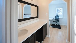 3 bedrooms, in-room safe, desk, iron/ironing board - Wooded 3BR Retreat Near DC: Free Parking. Pet/Infant/Kids-Friendly. Private Deck (Silver Spring)