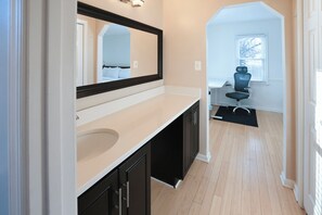 3 bedrooms, iron/ironing board, WiFi, bed sheets - Quiet 3BR Home: Private Deck & Wooded Views (Silver Spring)