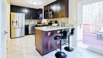 Geladeira, micro-ondas, fogão, cooktop