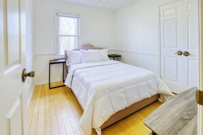 3 bedrooms, iron/ironing board, WiFi, bed sheets - Wooded Retreat: Quiet. Sleeps 6. Private Deck. Parking, Pets Yes. 13 mi to D.C. (Silver Spring)