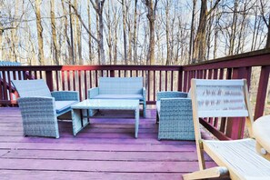 Terrace/patio - Wooded Retreat: Quiet. Sleeps 6. Private Deck. Parking, Pets Yes. 13 mi to D.C. (Silver Spring)
