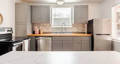 Cozy 2 bed/2 bath home w/AC, WIFI, Free parking, 8 min from Beach
