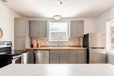 Cozy 2 bed/2 bath home w/AC, WIFI, Free parking, 8 min from Beach