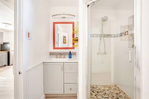 Dusche, Handtücher, Seife, Toilettenpapier