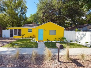 Exterior - Cozy 2-bedroom house in serene Clearwater with AC, WIFI, Private parking for two (Clearwater)