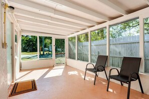 Terrace/patio - Cozy 2-bedroom house in serene Clearwater with AC, WIFI, Private parking for two (Clearwater)