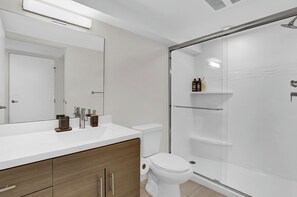 Shower, hair dryer, towels, soap - Downtown Loft Near Stadiums w/ Gym. Pet-Friendly! (Cleveland)