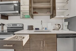 Kühlschrank, Mikrowelle, Ofen, Herdplatte