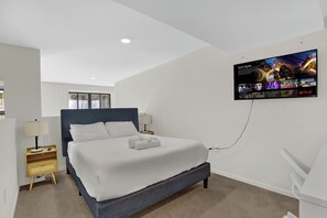 1 bedroom, desk, iron/ironing board, free WiFi - Downtown Loft Near Stadiums w/ Gym. Pet-Friendly! (Cleveland)