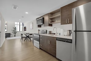 Wasserkocher mit Kaffee-/Teezubehör, Kühlschrank, Mikrowelle, Ofen
