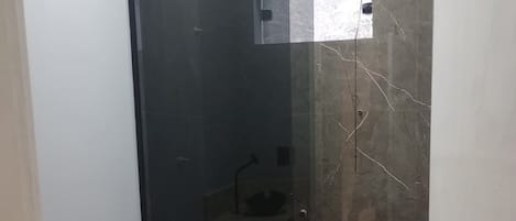 Douche, serviettes fournies, papier toilette