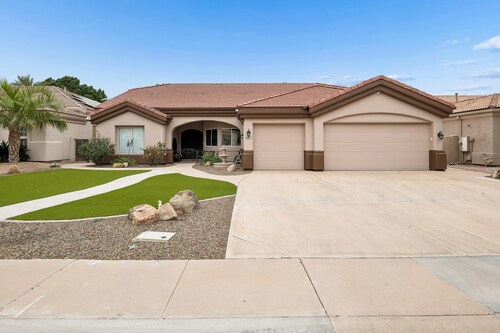 Spacious 4BR , 3 bath Family Home - Spa Pool and Water View