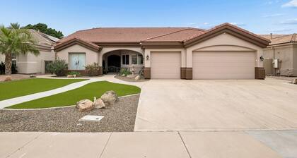 Spacious 4BR , 3 bath Family Home - Spa Pool and Water View