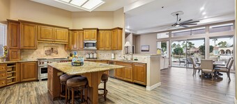 Spacious 4BR , 3 bath Family Home - Spa Pool and Water View