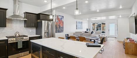 Jääkaappi, mikroaaltouuni, uuni, liesi