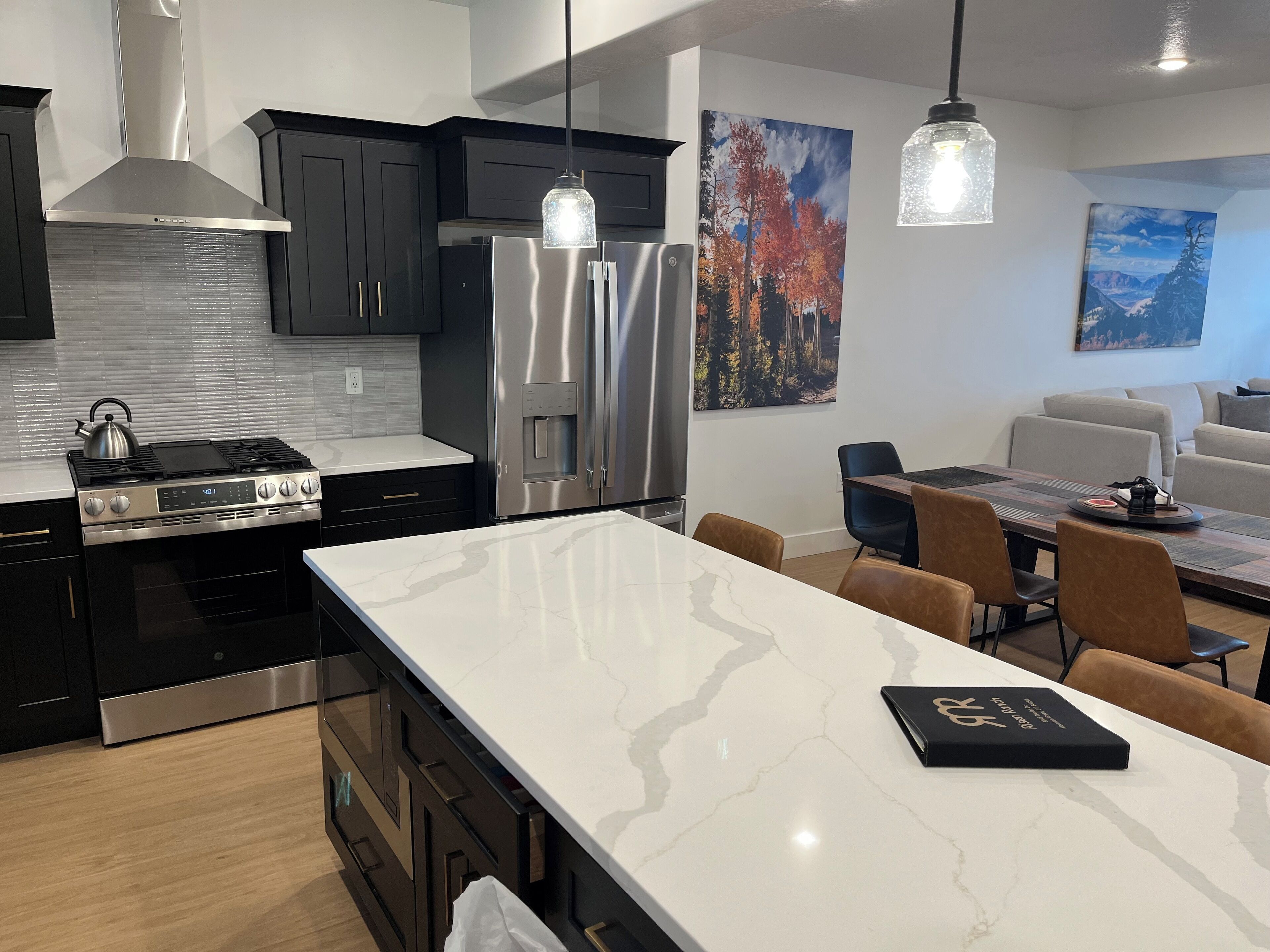 Jääkaappi, mikroaaltouuni, uuni, liesi