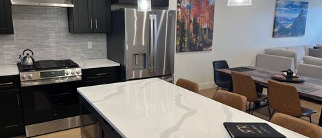 Jääkaappi, mikroaaltouuni, uuni, liesi