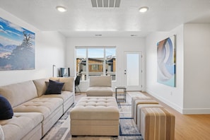 TV connectée, livres, écrans d'ordinateur