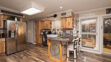 Geladeira, micro-ondas, fogão, cooktop