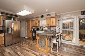 Kylskåp, mikrovågsugn, ugn och spishäll