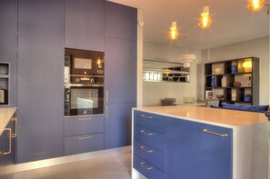 電子レンジ、オーブン、コンロ、食器洗い機