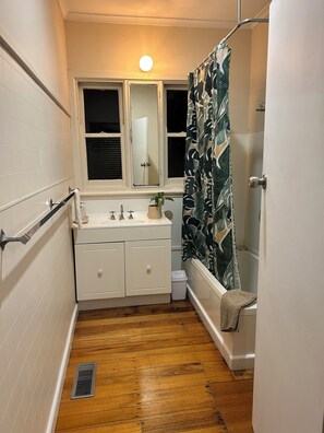 Shower, hair dryer, towels, toilet paper - Florence by the beach: cosy family home in a quiet street yet central (Capel Sound)