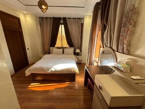 3 chambres, fer et planche à repasser, Wi-Fi, draps fournis