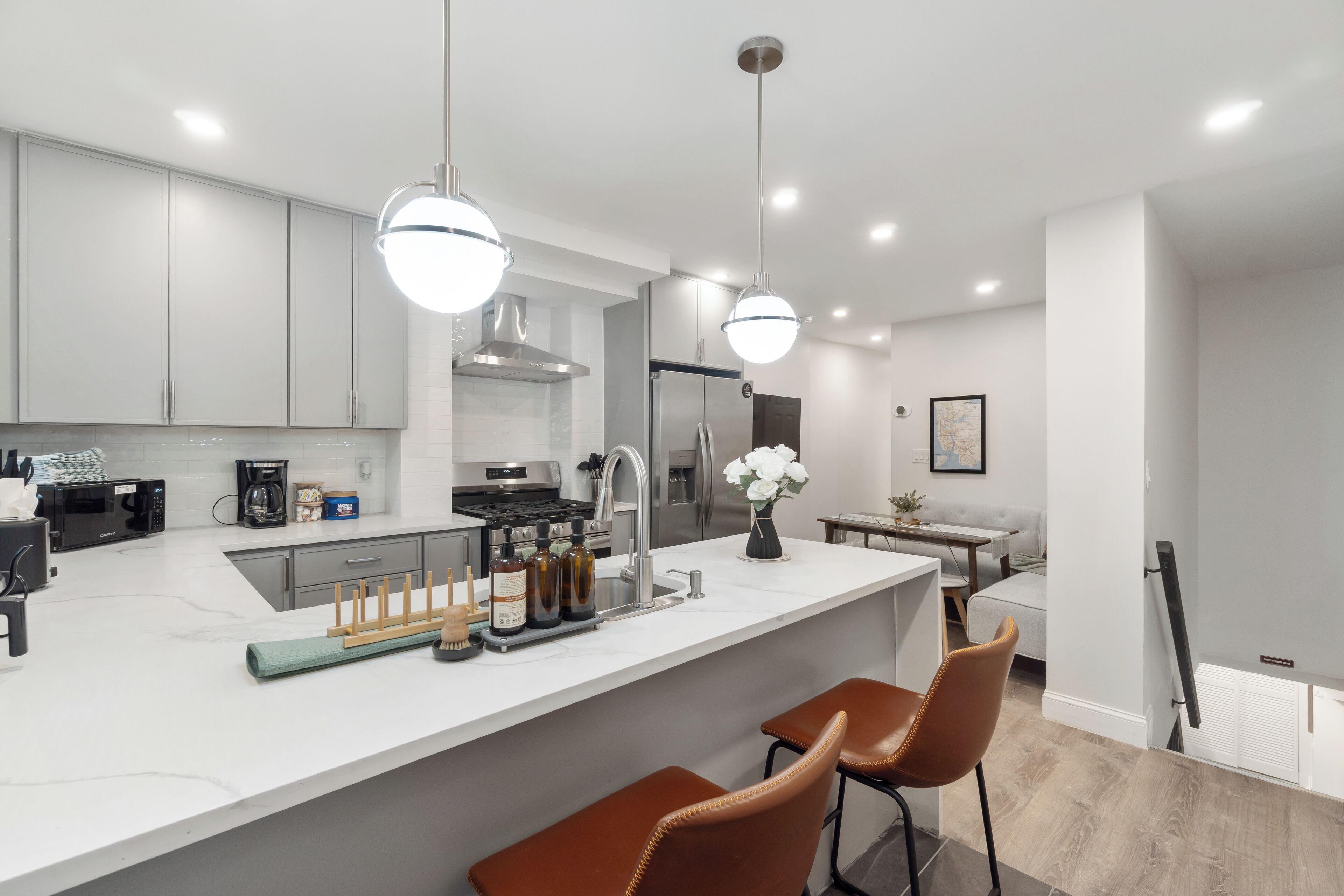 Kjøleskap, mikrobølgeovn, ovn og kokeplater