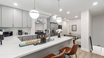 Kjøleskap, mikrobølgeovn, ovn og kokeplater